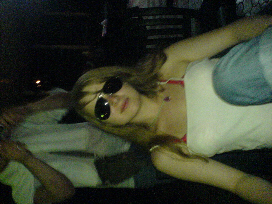 2007-02-17 13:25:57: Это в Алуште. Правда, я немного пьяненькая. Поэтому как-то меня скосило. Ну ничего, с кем не бывало...)