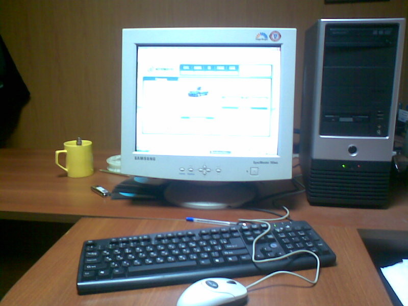 2007-03-02 18:08:37: Рабочий стол за которым играю в моторы на работе