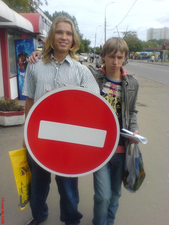 2007-03-16 03:25:07: Миха и Влад показывают знак... дорожный)