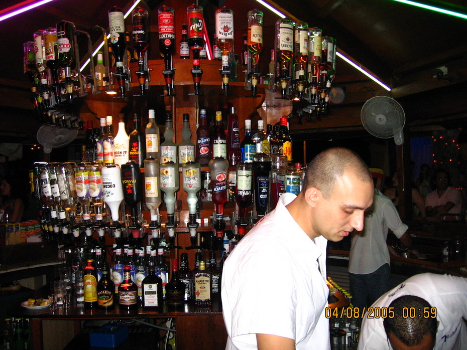 2007-03-16 04:59:24: Один из баров в одном из мальтийских клубов...