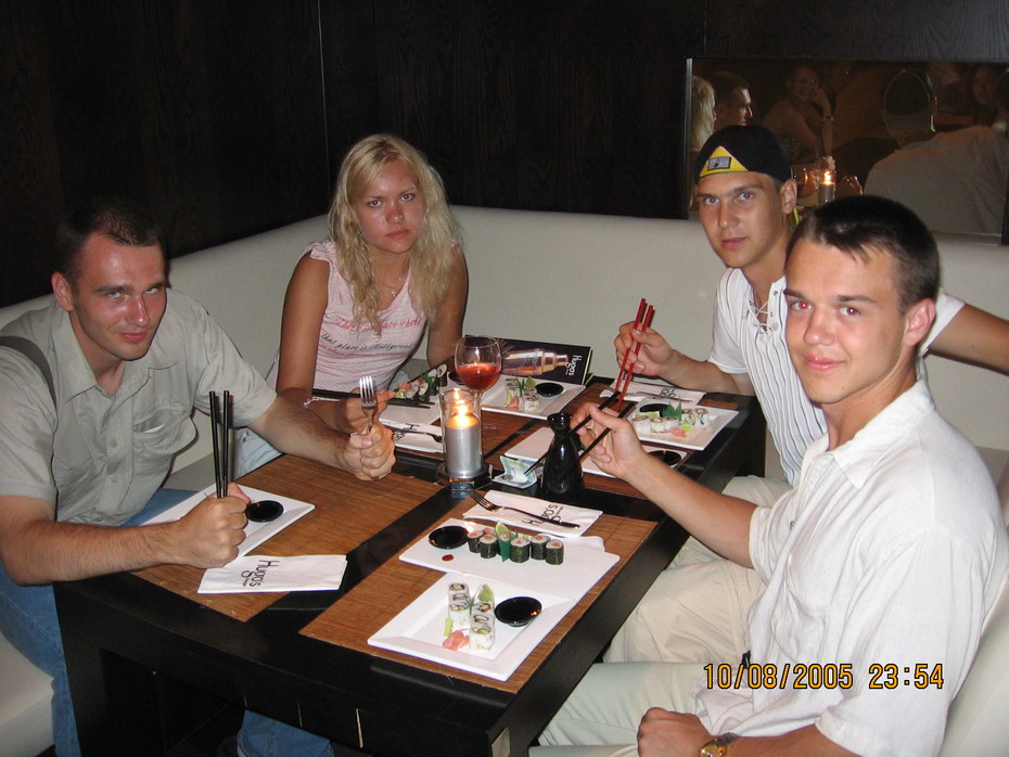 2007-03-16 05:36:07: Миша, Настя, Я и Слава (В суши баре)