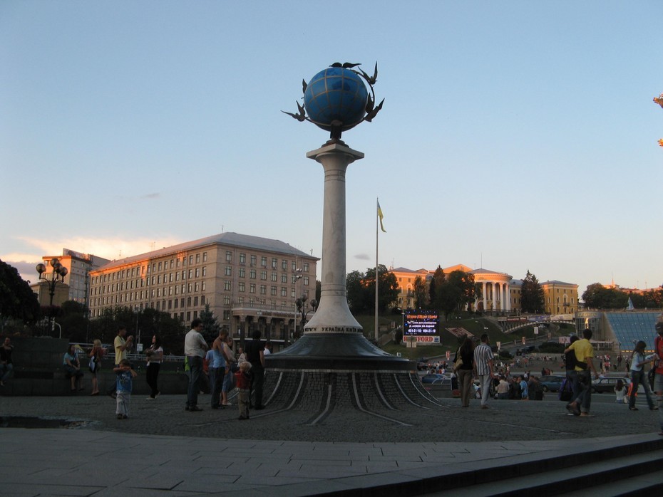 2007-08-13 21:07:05: Площадь Независимости.
