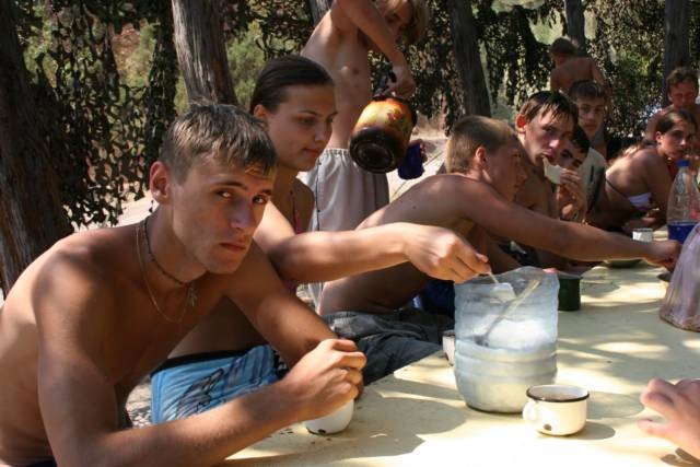 2007-11-09 03:50:50: Спортивно-экстримальный лагерь. Украина. Именно с таким лицом я сидел за приемом пищи))