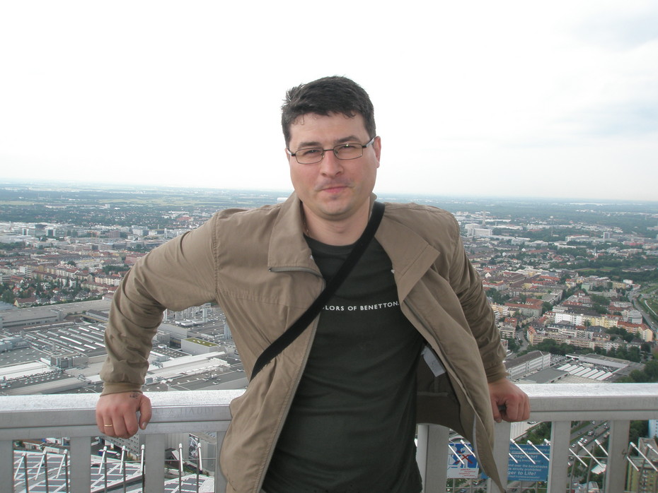 2008-06-17 12:31:47: Енто я на башне в Олимпик парке. За мной штаб квартира БМВ
