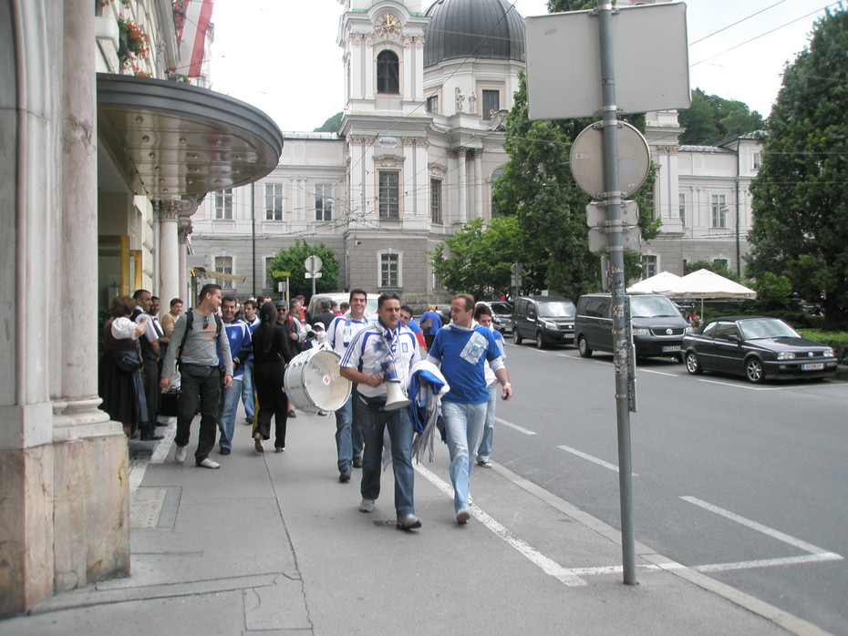 2008-06-17 12:38:25: Греки с барабанами :)