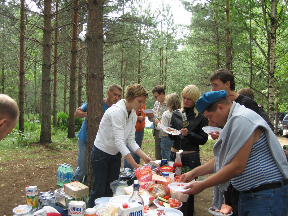 2008-08-04 15:53:48: Только начали раскладываться, а у стола уже появились голодные)