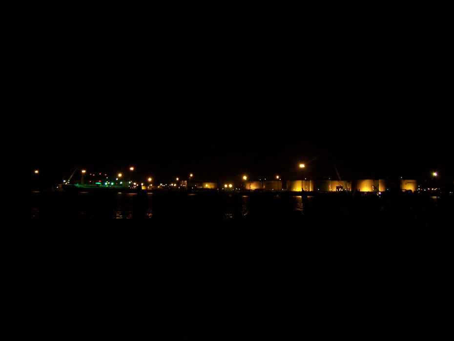 2008-08-25 14:54:45: ночь, Вентспилс, порт...