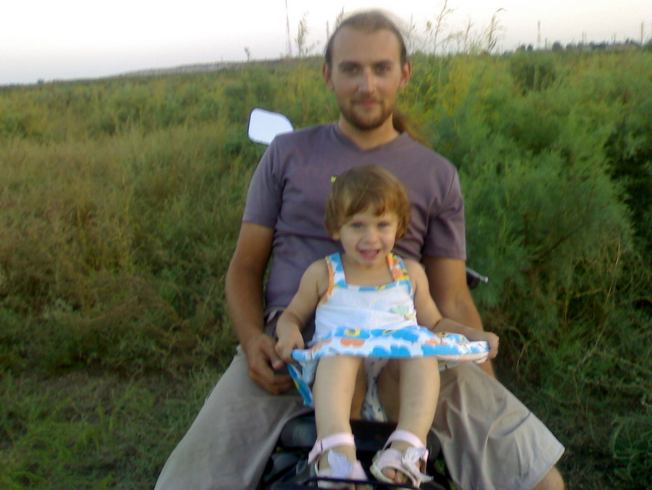 2008-09-17 04:50:23: С папой на любимом скутере (Ярослава,3,5 года)