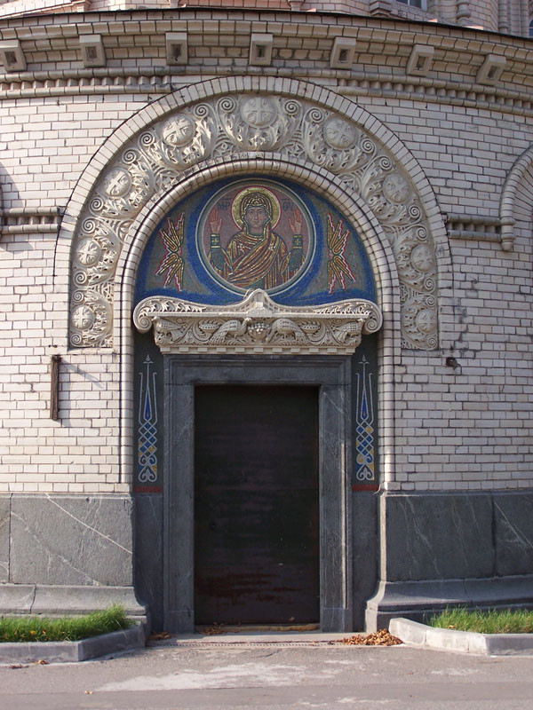 2009-05-02 01:03:42: Вход в Казанскую церковь в Воскресенском Новодевичьем монастыре Санкт-Петербурга.
