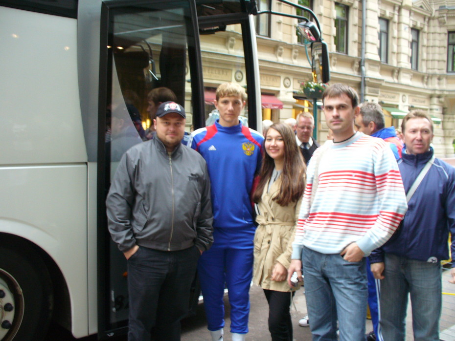 2009-06-10 11:30:04: совершенно случайно мы встретили автобус с игроками сборной.. Пришлось Роме отдуваться за всех