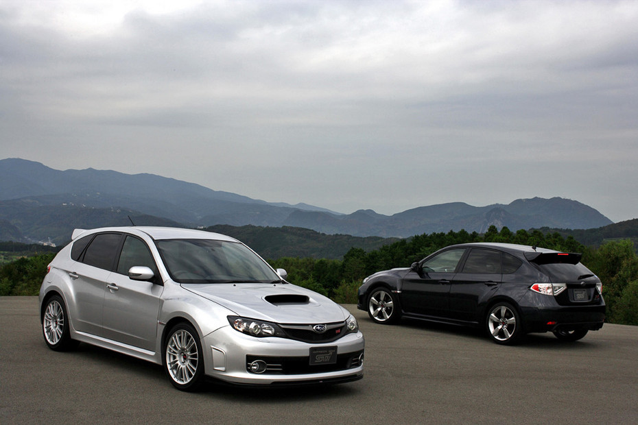 2009-06-22 21:44:11: От стандартной версии Impreza WRX STI можно отличить по иной, более приземистой, осанке, наличию широких 18-дюймовых «катков», раздутым аркам и специальному аэродинамическому комплекту.