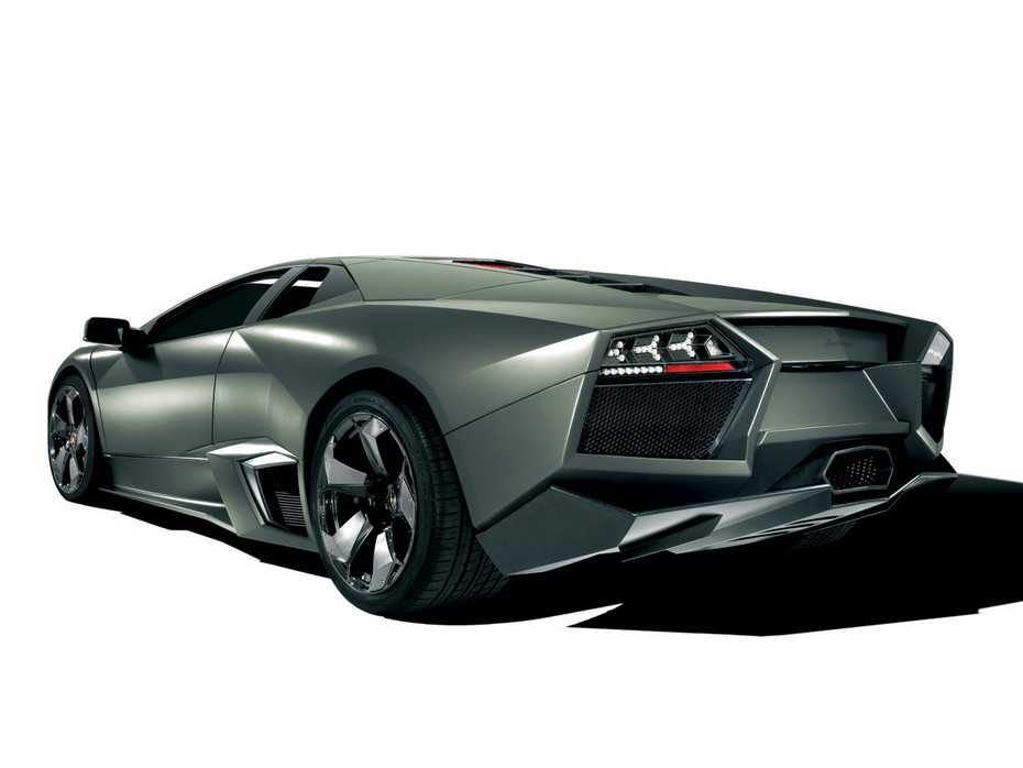 2009-08-17 12:03:39: Представлены в Lamborghini Reventon и несколько технических новшеств. Например, колёсные диски спроектированы так, что они быстро выводят нагретый воздух от тормозов, а в задних фонарях используются теплостойкие светодиоды.