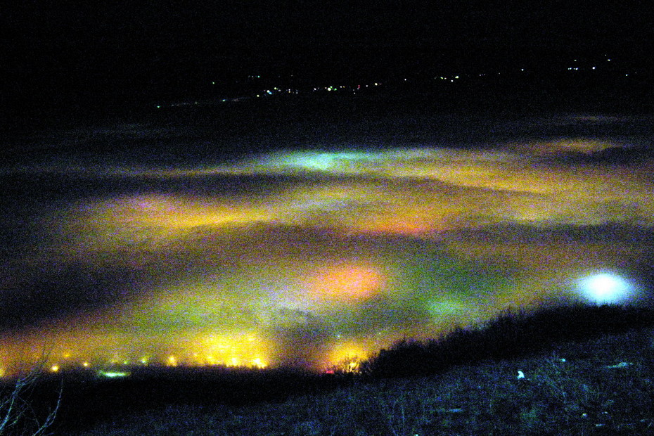 2009-08-23 17:20:10: городские огни укрытые облаками (фото с горы Машук)