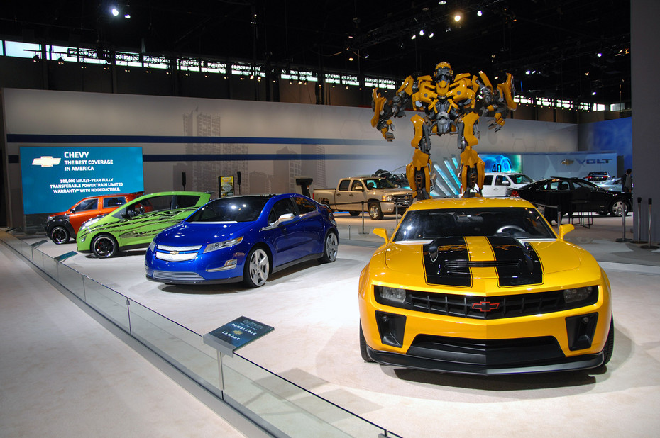 2009-09-10 14:12:14: Ожидается, что спецверсия Chevrolet Camaro, также как и автомобиль из фильма, будет окрашена в желтый цвет, получит черные "гоночные" полосы, проходящие через весь кузов, и шильдики с логотипом "Трансформеров", которые появятся на коле