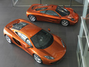 McLaren F1 появился в продаже в 1992 году. Машина оснащалась двигателем BMW V12 объёмом 6,1 л и мощностью 550 л.с. (600 Н•м) в стандартной спецификации. Коробка передач — шестиступенчатая «механика», сиденье водителя — по центру.Компромиссам места нет. (2009-09-13 21:24:48)