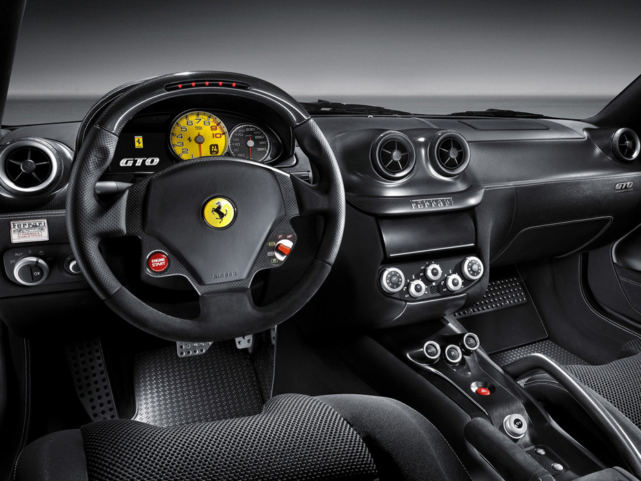 2010-04-15 11:24:34: Внутри—новая центральная консоль в духе суперкара Ferrari California.На переключателе Manettino появился режим CT-Off,дезактивирующий трекшн-контроль,числится система Virtual Race Engineer,которая доводит до сведения водителя важные показатели.