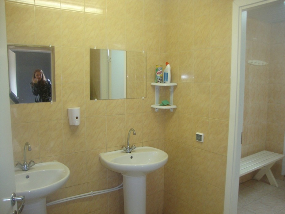 2010-05-11 22:23:19: Умыться, почистить зубы, посмотреться в зеркало))) налево туалет, направо душевая