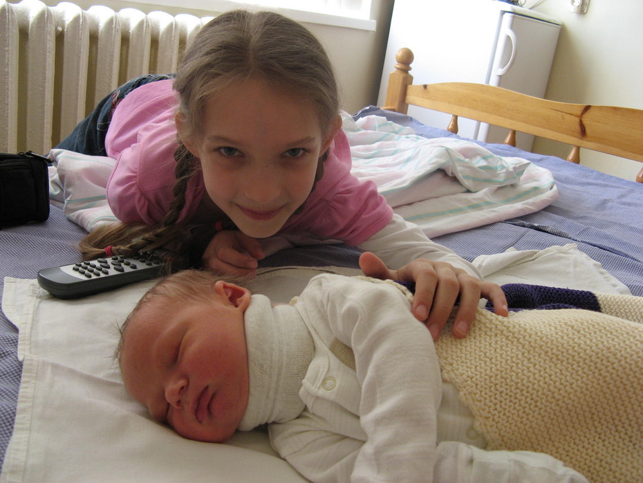 2010-06-22 21:40:34: первая встречя с братом после рождение сына в болнице