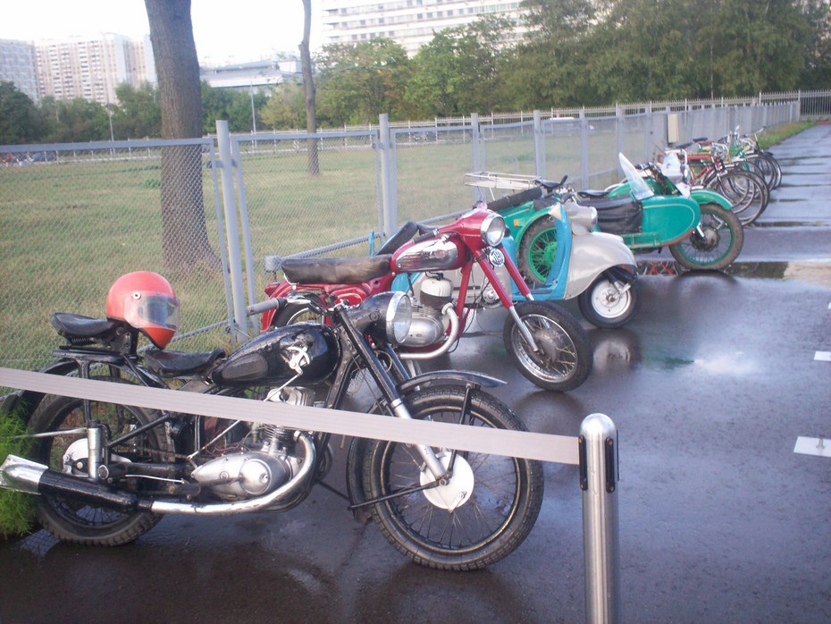 2010-10-17 17:36:31: Выставка у телецентра - мотоциклы и велики