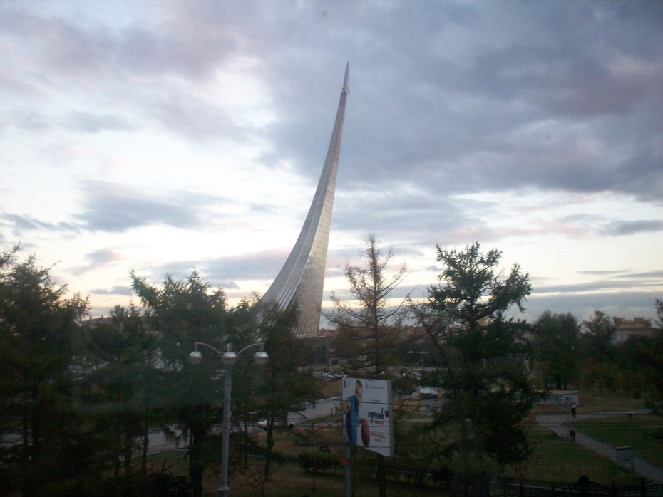 2010-10-17 17:49:15: шпиль Музея космонавтики (аллея космонавтики) сверху