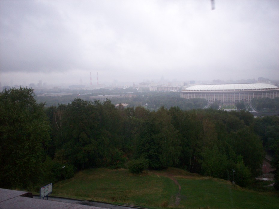 2010-10-17 18:11:15: Смотровая площадка на Воробьёвых горах. Вид на Стадион Лужники