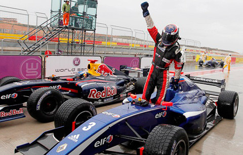 2010-11-11 20:00:43: Недавно Михаил Алёшин стал первым россиянином, выигравшим международную формульную серию самого высокого уровня. Достаточно сказать, что из World Series by Renault прямо в Формулу-1 шагнули Себастьян Феттель и Хайме Альгерсуари