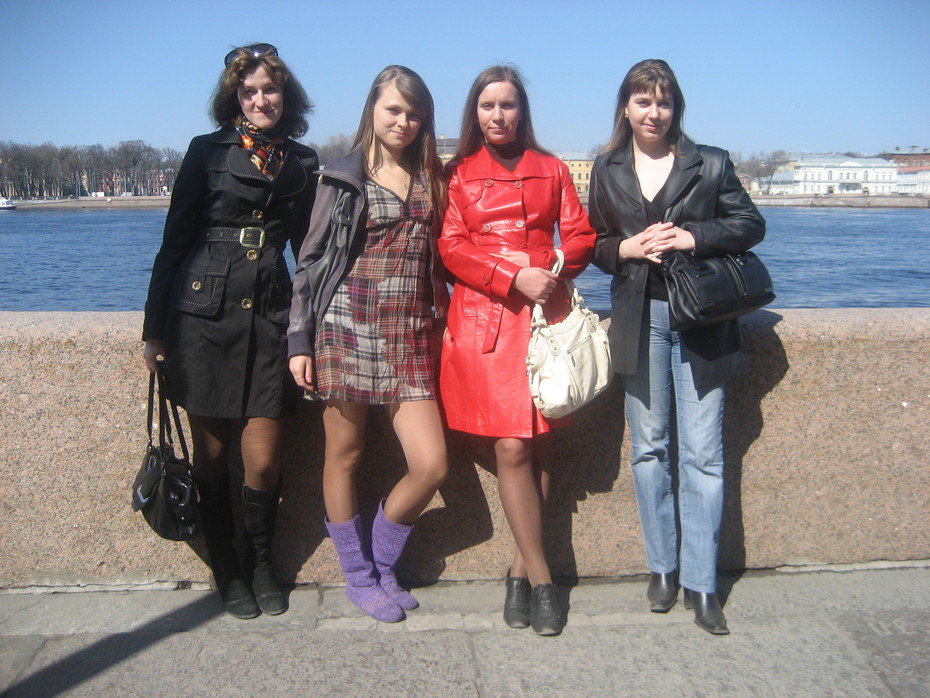 2011-04-27 08:01:15: С подругами, я слева