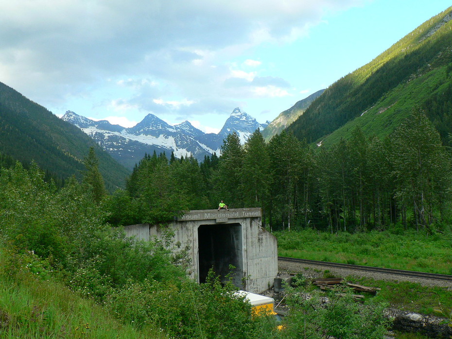2011-07-06 09:02:25: самый длинный тунель в северной Америке 14.6 км для поездов
