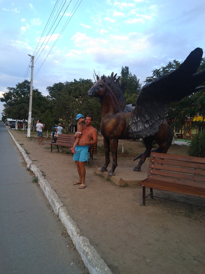 2018-09-02 13:46:53: Наш маленький командир указывает в сторону проката машинок))